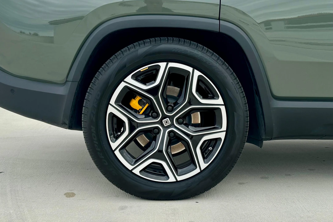 2023 Rivian R1S - Image 26 of 31