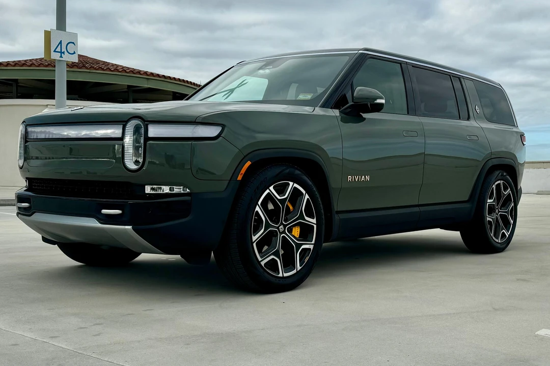 2023 Rivian R1S - Image 9 of 31