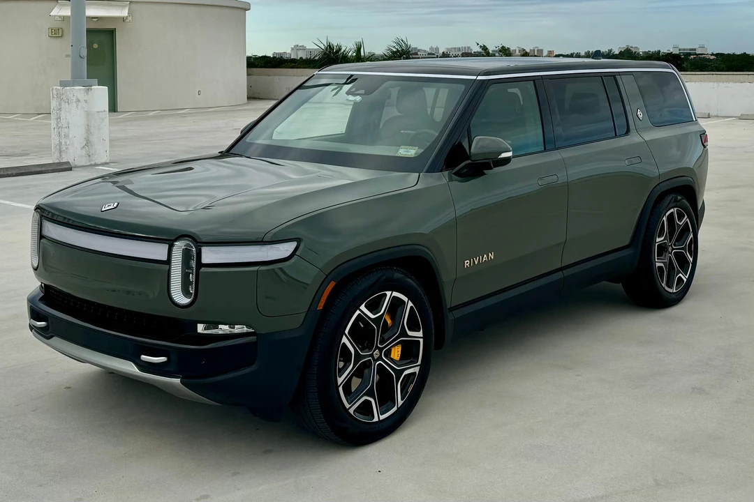 2023 Rivian R1S - Image 8 of 31