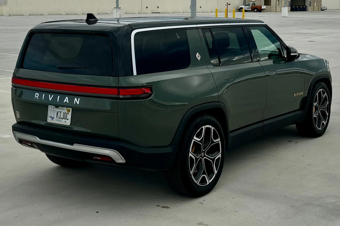 2023 Rivian R1S - Image 15 of 31