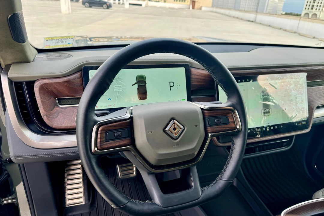 2023 Rivian R1S - Image 28 of 31