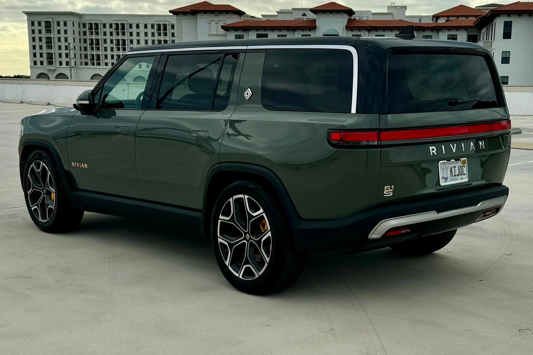 2023 Rivian R1S - Image 12 of 31