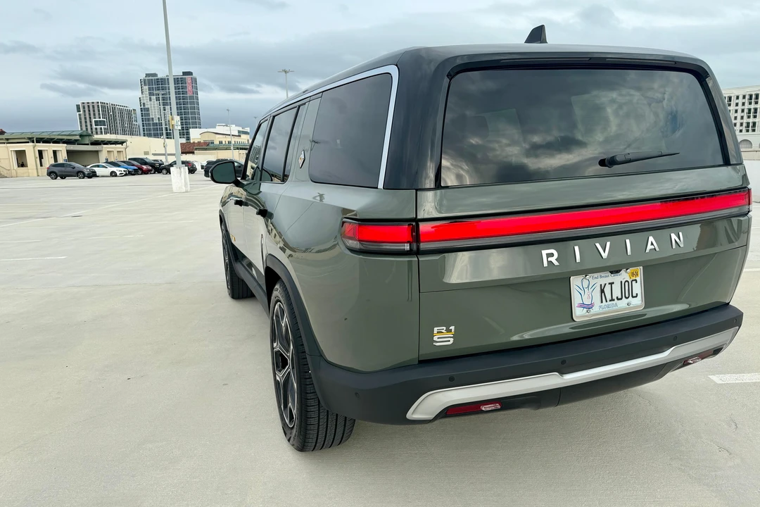 2023 Rivian R1S - Image 13 of 31