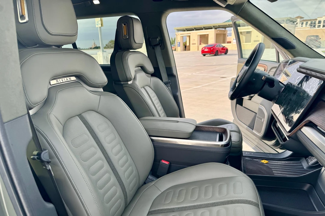 2023 Rivian R1S - Image 29 of 31