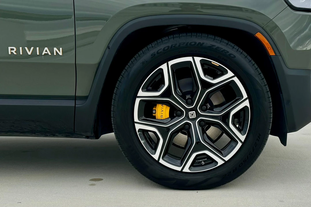 2023 Rivian R1S - Image 27 of 31