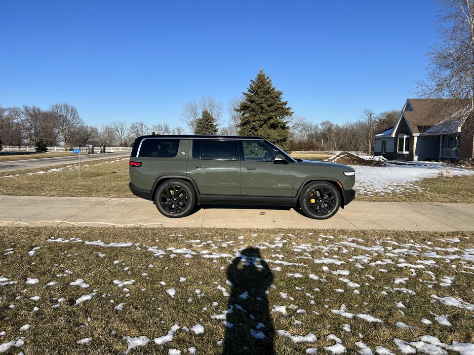2023 Rivian R1S - Image 17 of 24
