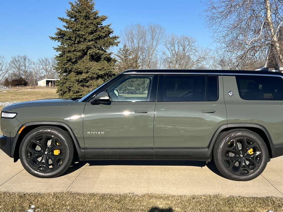 2023 Rivian R1S - Image 14 of 24