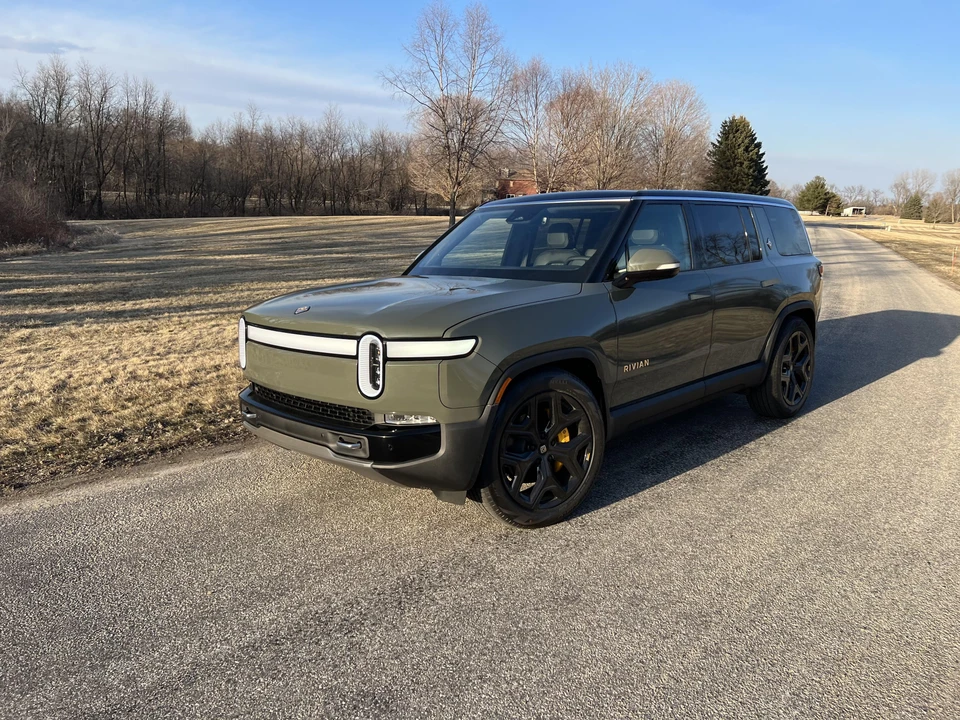 2023 Rivian R1S - Image 12 of 24