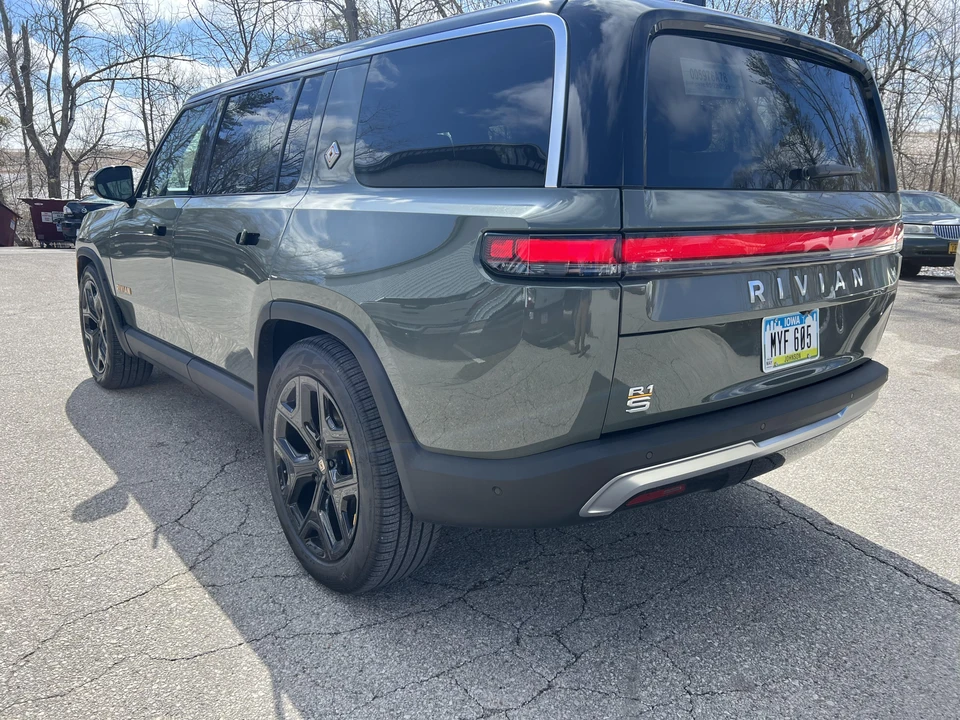2023 Rivian R1S - Image 15 of 24