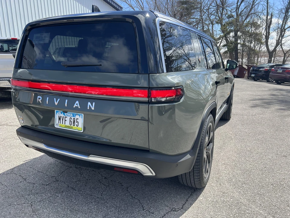2023 Rivian R1S - Image 16 of 24