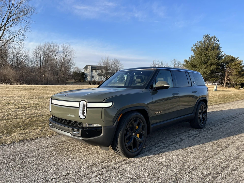 2023 Rivian R1S - Image 11 of 24