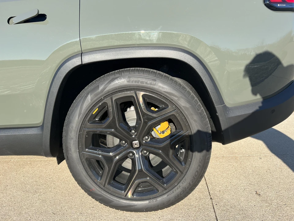 2023 Rivian R1S - Image 23 of 24