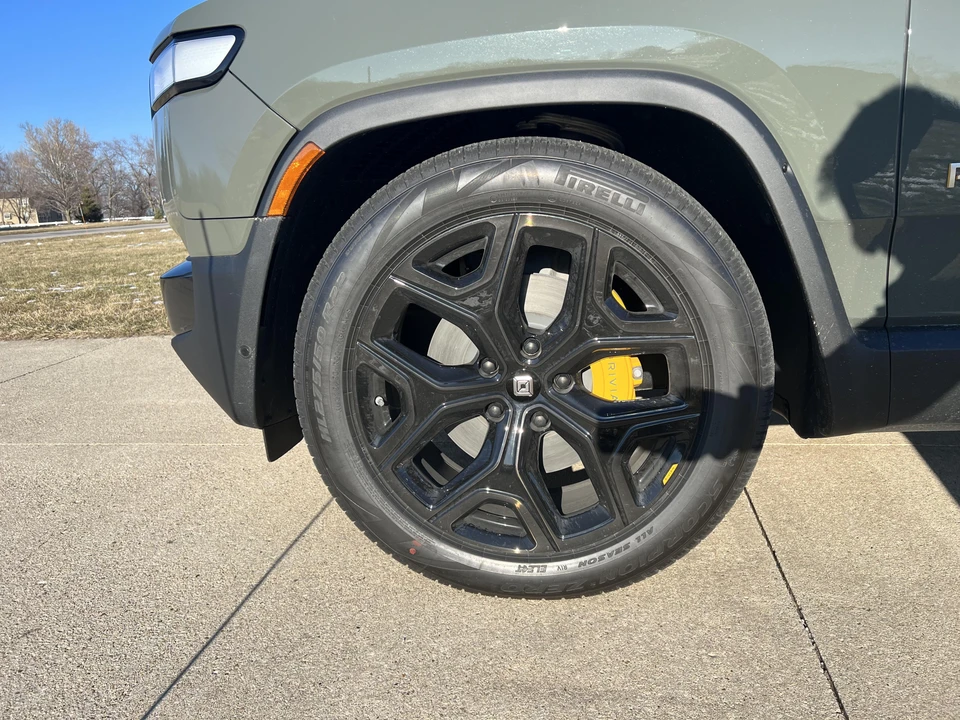 2023 Rivian R1S - Image 22 of 24