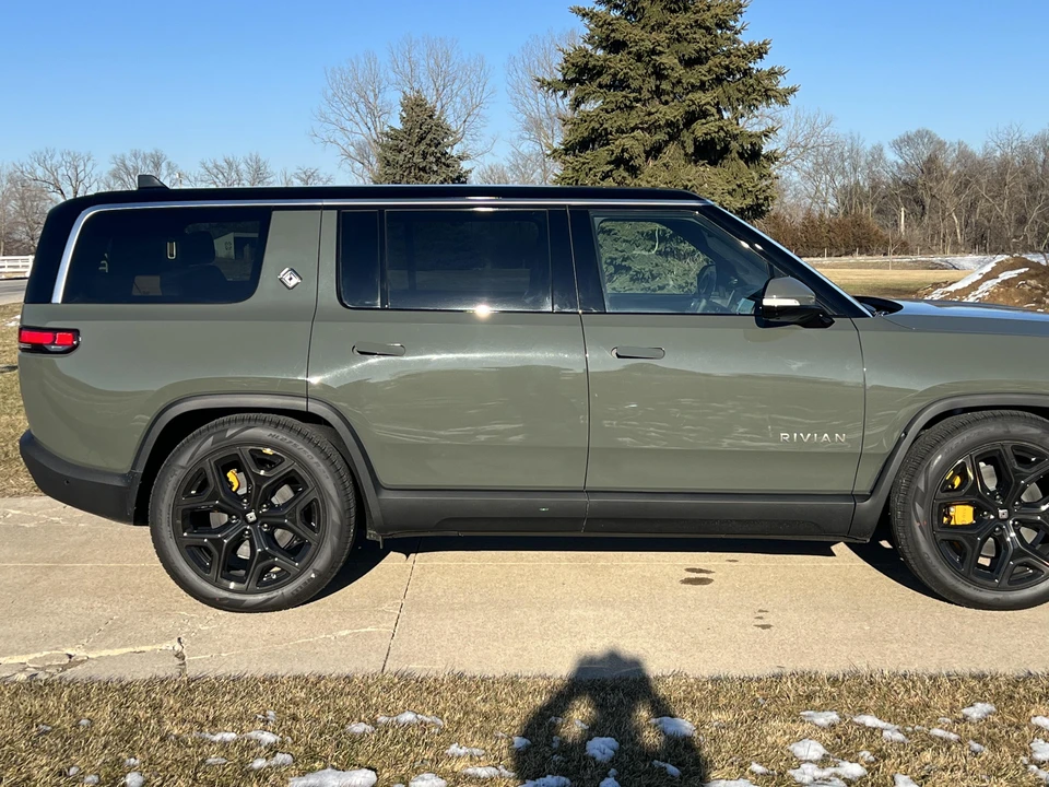 2023 Rivian R1S - Image 18 of 24