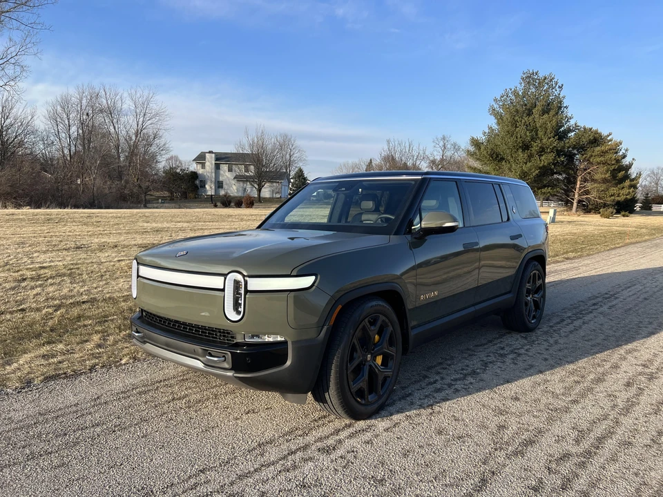 2023 Rivian R1S - Image 10 of 24