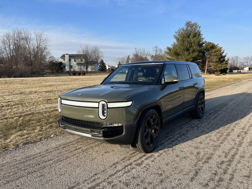 2023 Rivian R1S - Image 9 of 24