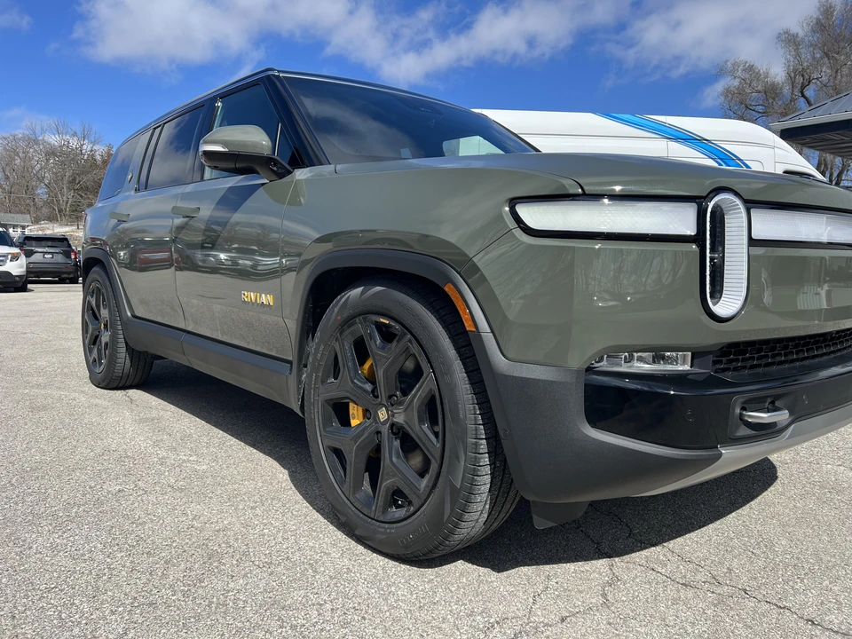2023 Rivian R1S - Image 19 of 24