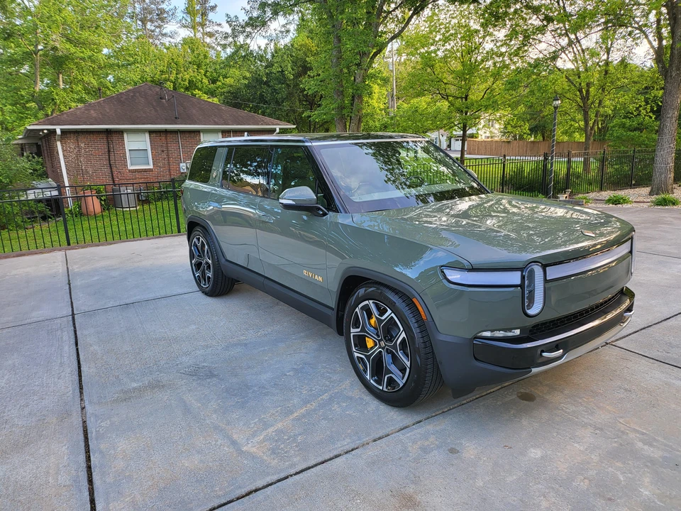 2023 Rivian R1S - Image 15 of 31