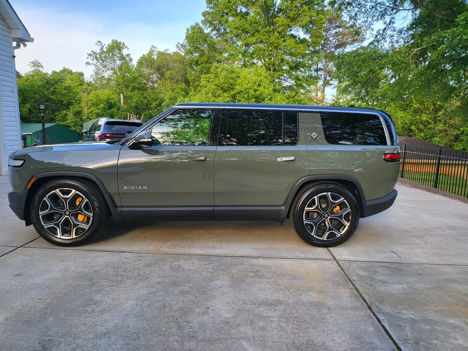 2023 Rivian R1S - Image 10 of 31