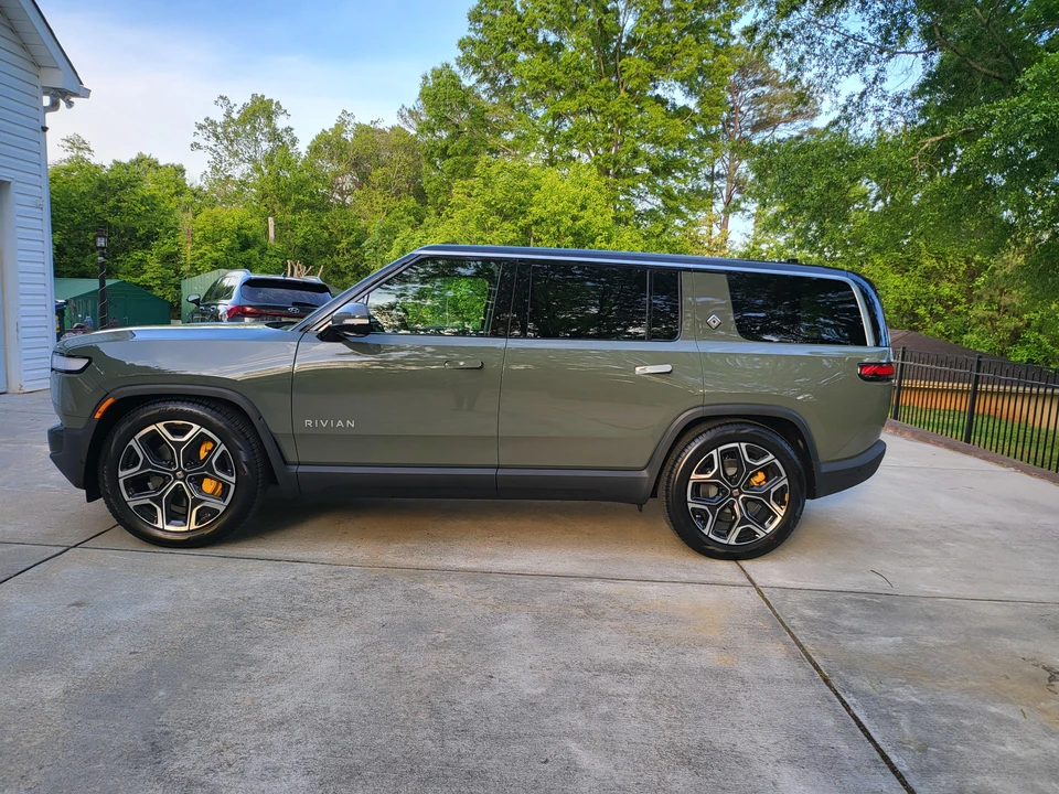2023 Rivian R1S - Image 9 of 31