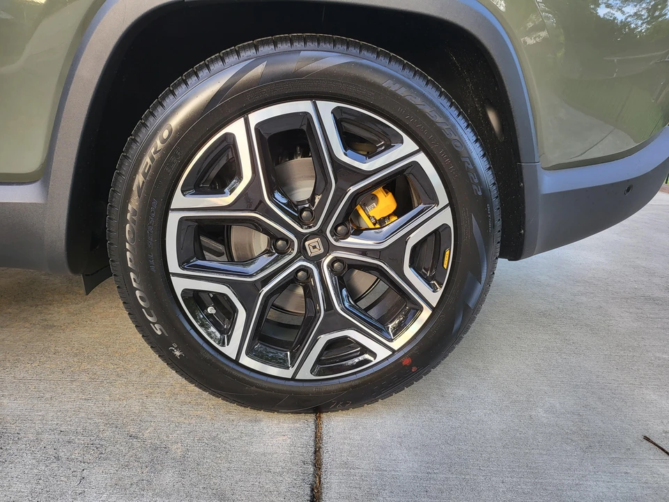 2023 Rivian R1S - Image 29 of 31