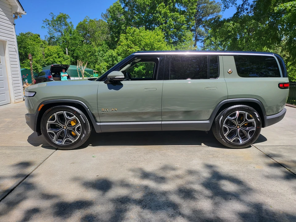 2023 Rivian R1S - Image 11 of 31