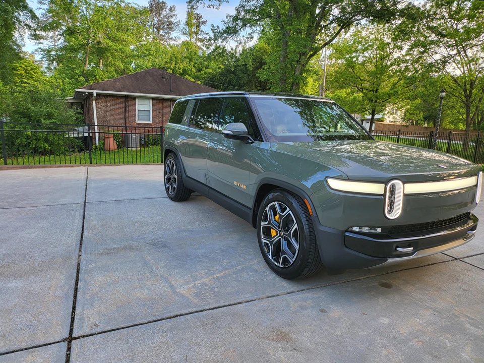 2023 Rivian R1S - Image 16 of 31