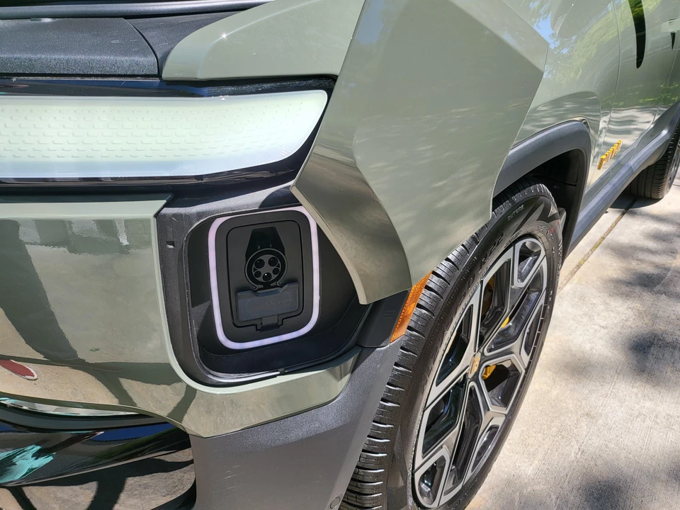 2023 Rivian R1S - Image 19 of 31