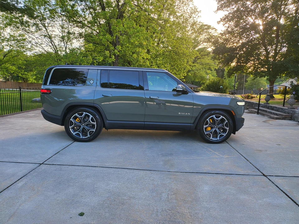 2023 Rivian R1S - Image 14 of 31