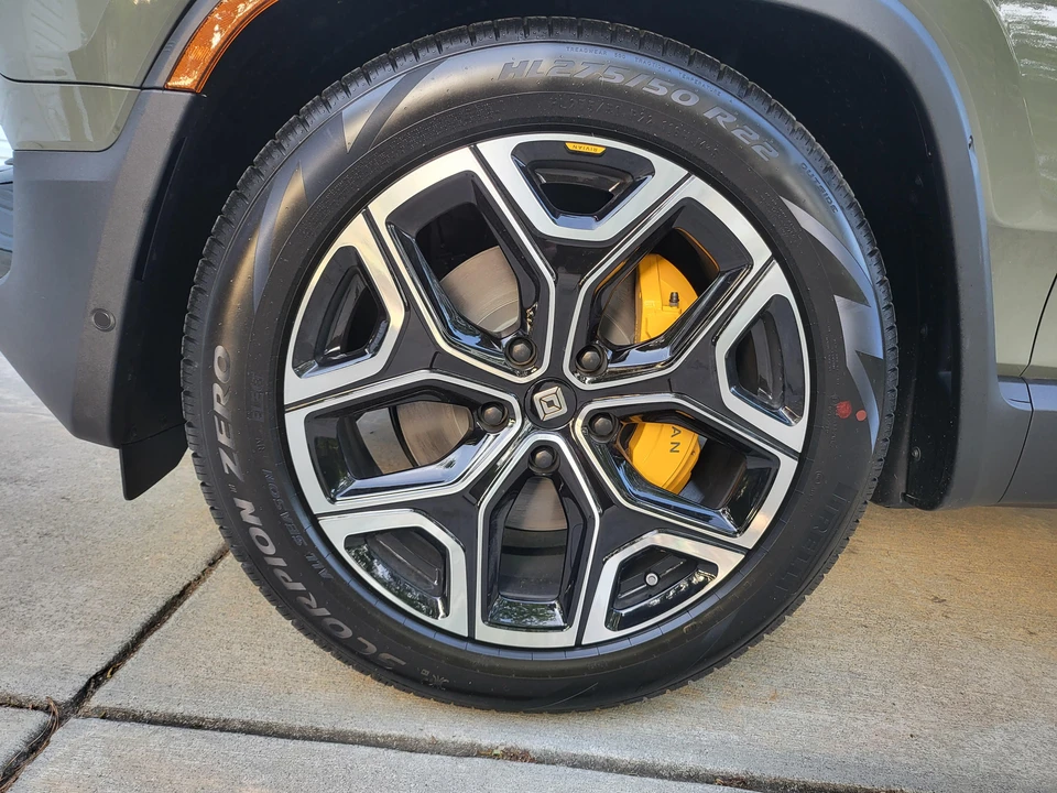 2023 Rivian R1S - Image 28 of 31