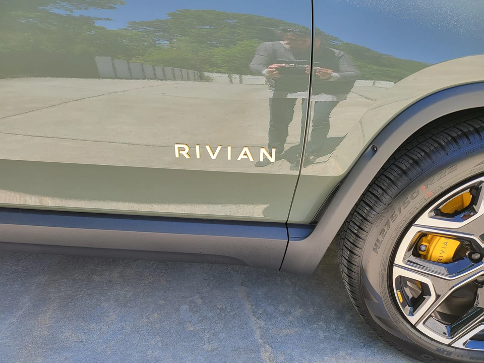 2023 Rivian R1S - Image 26 of 31