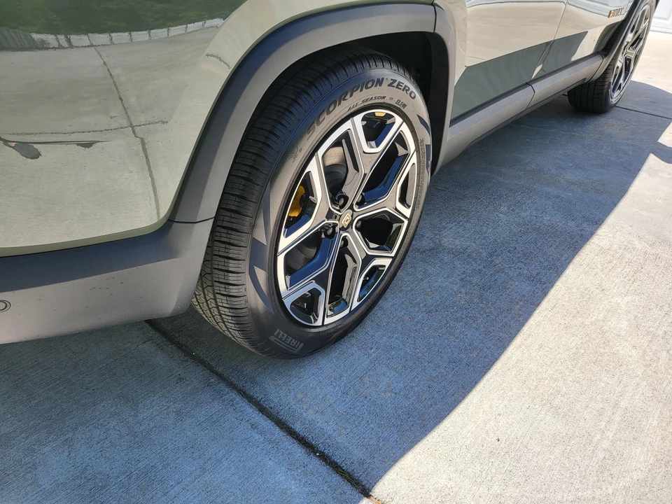 2023 Rivian R1S - Image 25 of 31