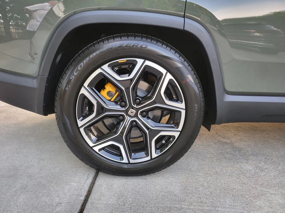 2023 Rivian R1S - Image 30 of 31
