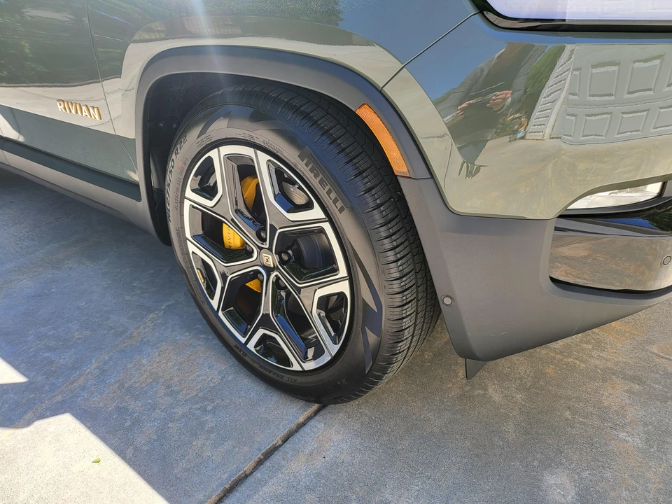 2023 Rivian R1S - Image 27 of 31