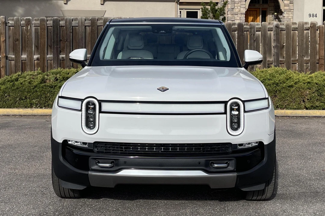 2023 Rivian R1S - Image 2 of 7