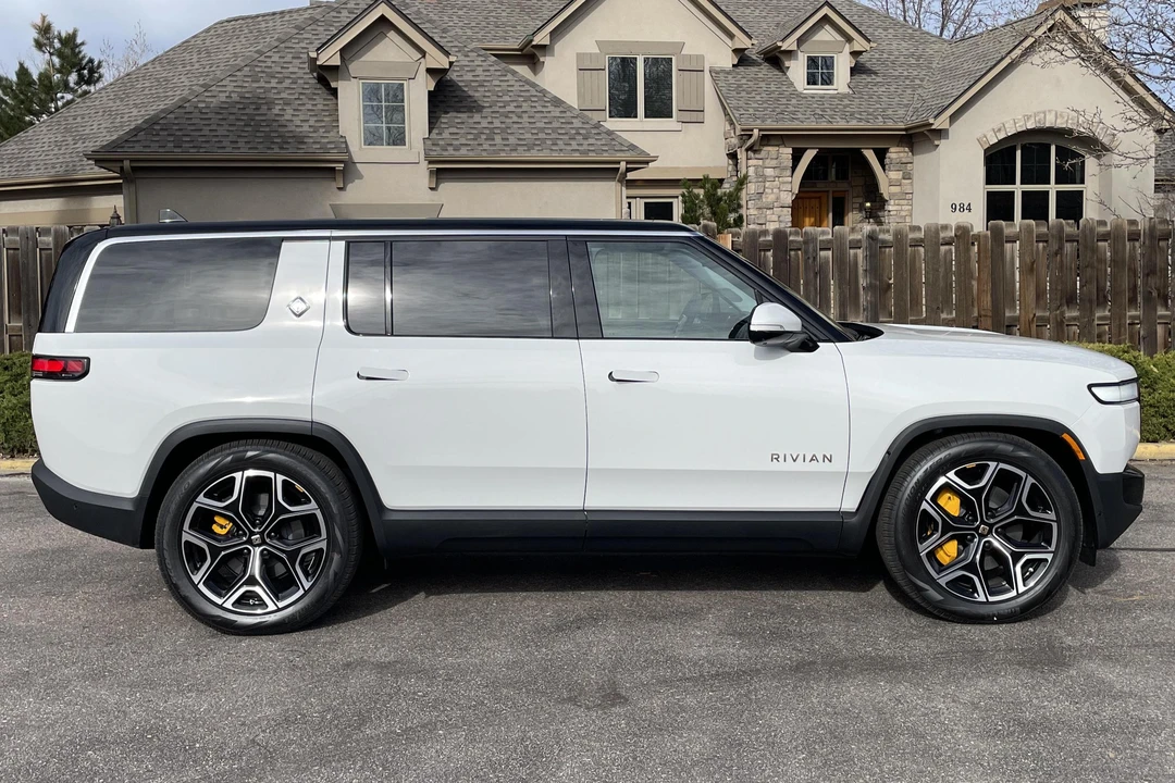 2023 Rivian R1S - Image 3 of 7