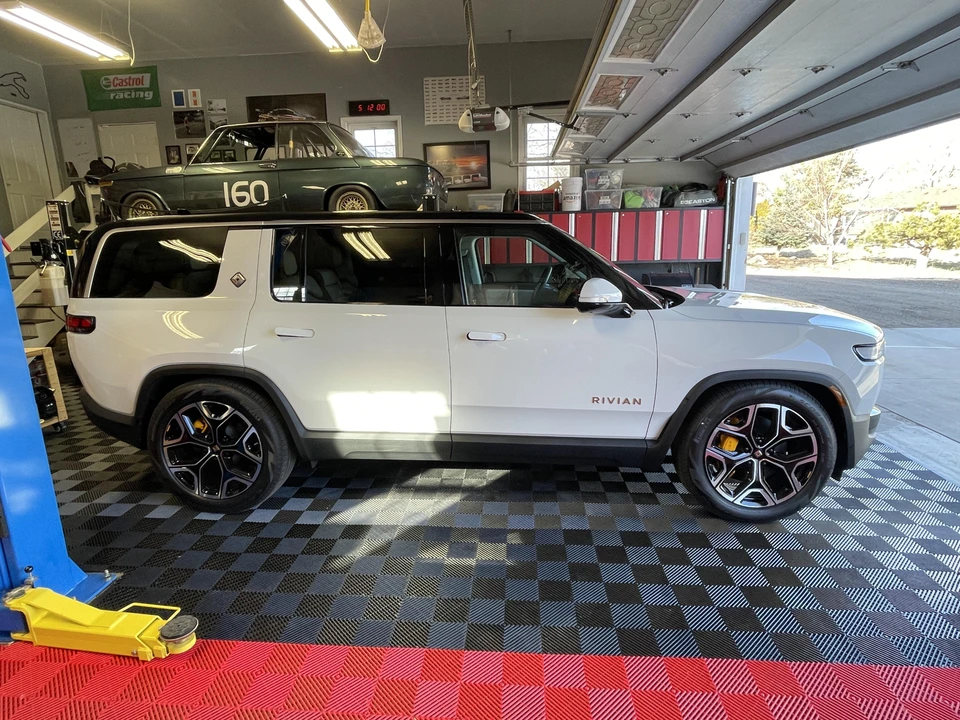 2023 Rivian R1S - Image 7 of 7