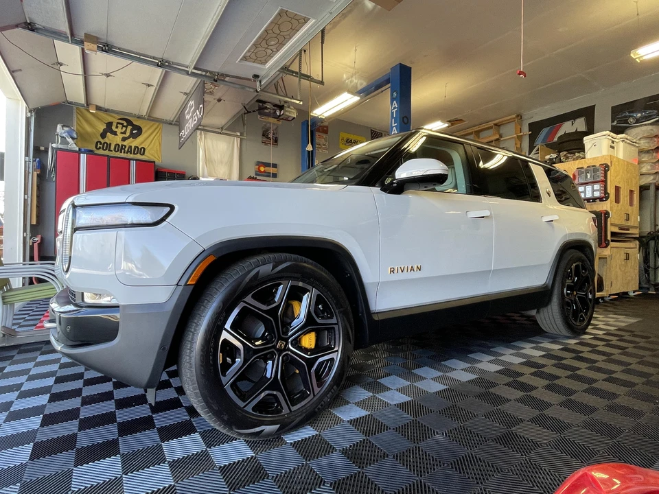 2023 Rivian R1S - Image 6 of 7