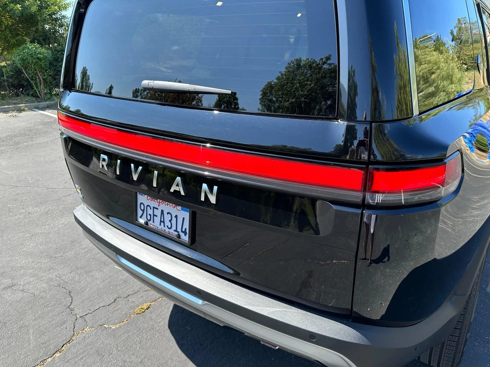 2023 Rivian R1S - Image 29 of 31