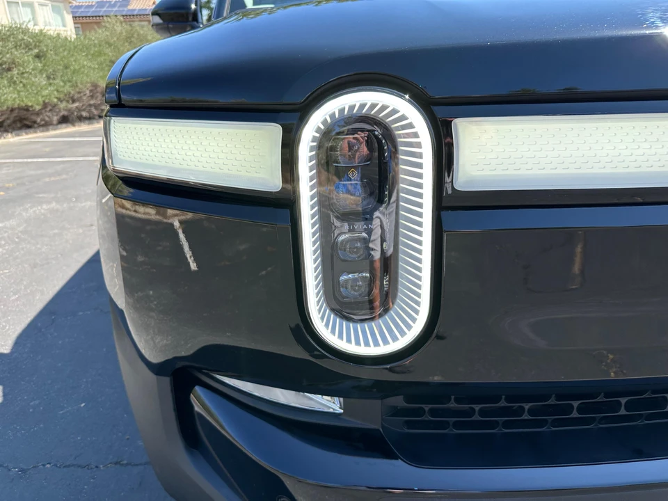 2023 Rivian R1S - Image 18 of 31