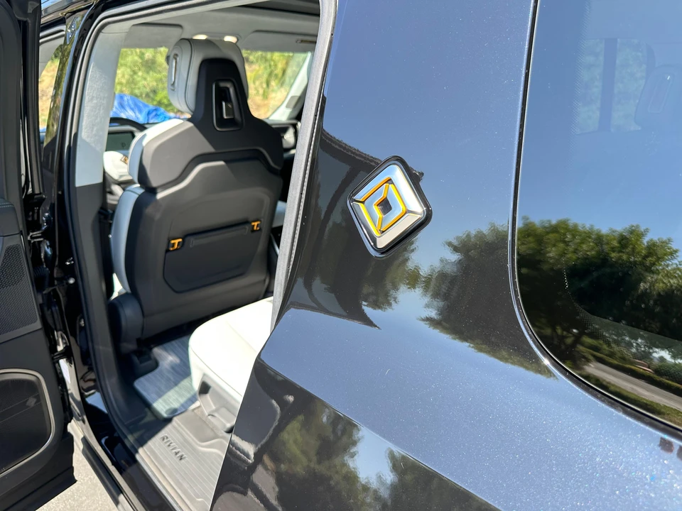 2023 Rivian R1S - Image 25 of 31