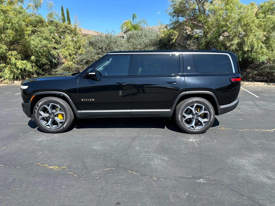 2023 Rivian R1S - Image 11 of 31