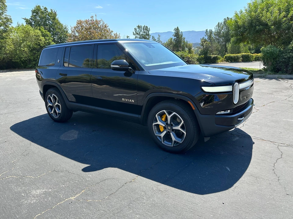 2023 Rivian R1S - Image 13 of 31