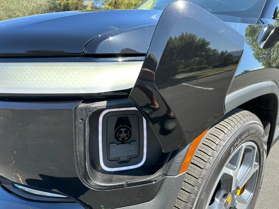 2023 Rivian R1S - Image 24 of 31