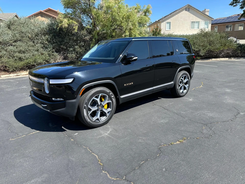 2023 Rivian R1S - Image 10 of 31