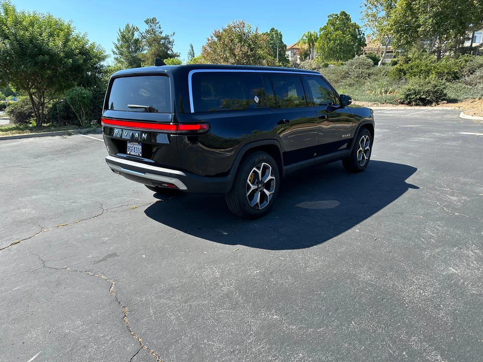 2023 Rivian R1S - Image 12 of 31