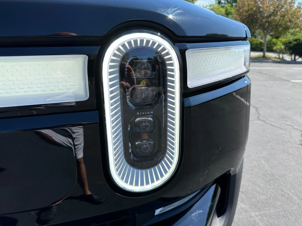2023 Rivian R1S - Image 22 of 31
