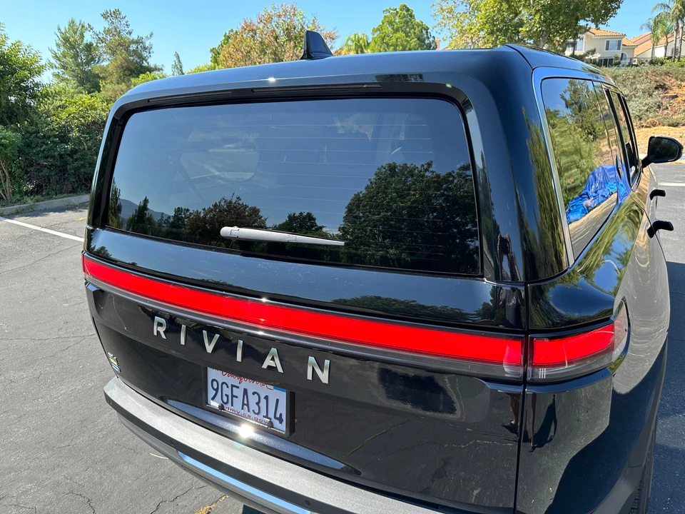 2023 Rivian R1S - Image 28 of 31