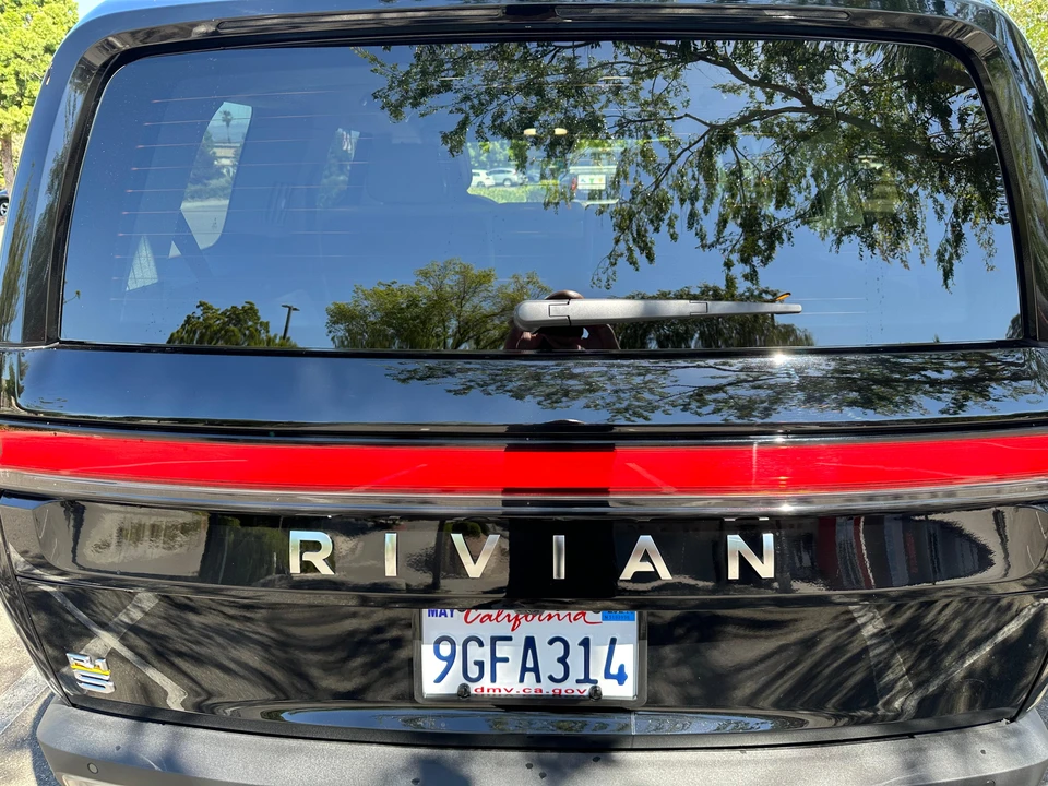 2023 Rivian R1S - Image 27 of 31