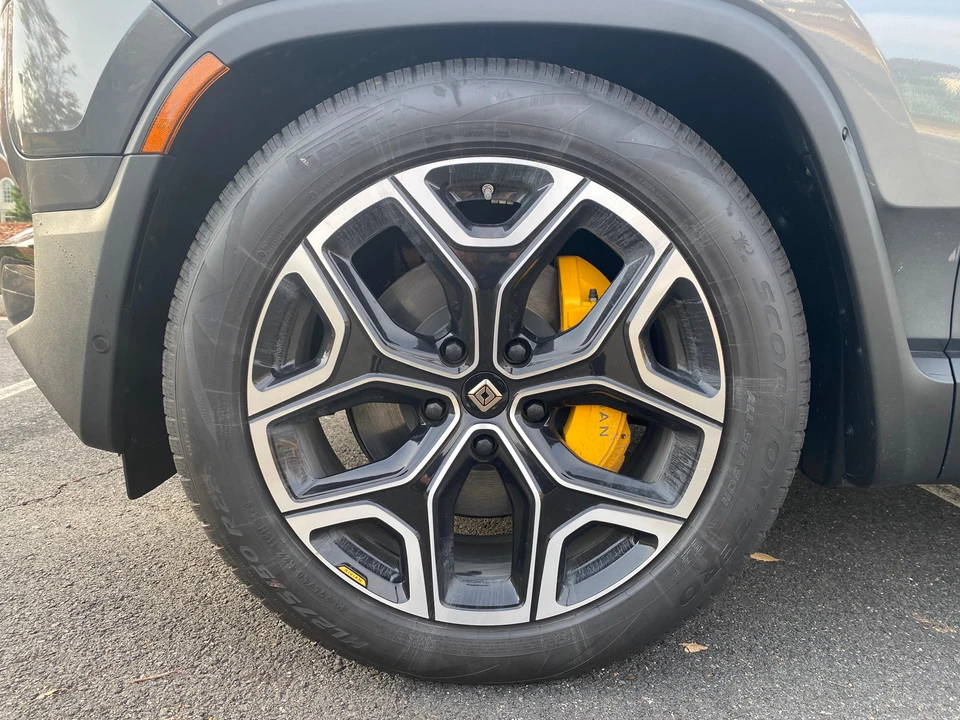 2023 Rivian R1S - Image 11 of 31